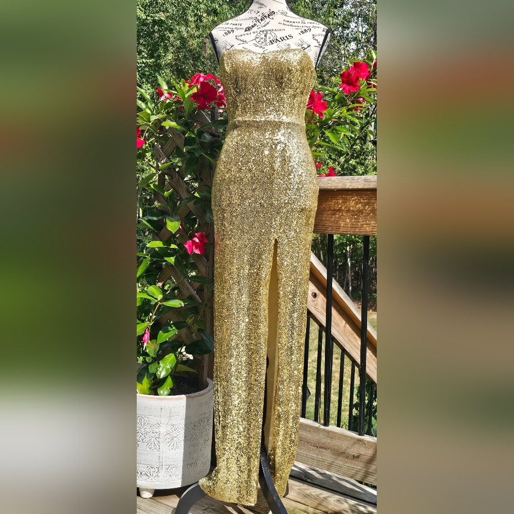 B. DARLIN GOLD SEQUIN STRAPLESS GOWN. SIZE 1/2